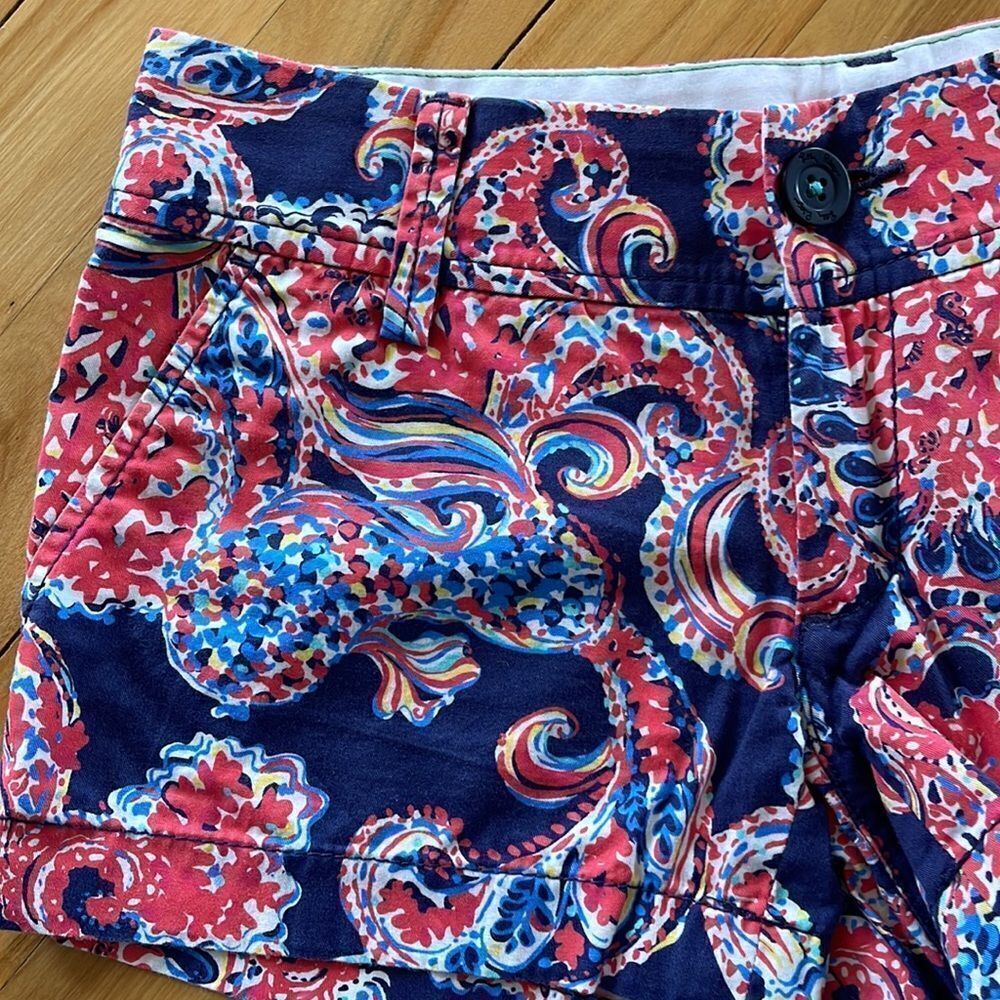 Lilly Pulitzer The Walsh Short. Navy/red/multi fleur de lis print. Size 00. - Picture 3 of 6